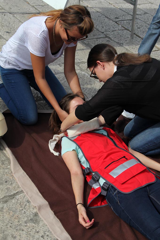 Nacionalna društva Crvenog križa diljem svijeta, potaknuta inicijativom Međunarodne federacije društava Crvenog križa i Crvenog polumjeseca (IFRC), obilježila su i ove godine Svjetski dan prve pomoći. Ovo je bila još jedna prilika da se ukaže na važnost p Nacionalna društva Crvenog križa diljem svijeta, potaknuta inicijativom Međunarodne federacije društava Crvenog križa i Crvenog polumjeseca (IFRC), obilježila su i ove godine Svjetski dan prve pomoći. Ovo je bila još jedna prilika da se ukaže na važnost p