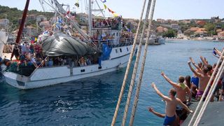 Tunuara 2016 – defile ribarica, spremanje brudeta, demonstracija ribarske vještine i koncert Zorica Kondža. Foto: TZ općine Kali/Adam Vidas Tunuara 2016 – defile ribarica, spremanje brudeta, demonstracija ribarske vještine i koncert Zorica Kondža. Foto: TZ općine Kali/Adam Vidas