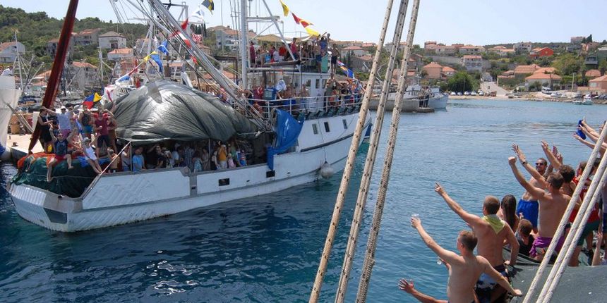 Tunuara 2016 – defile ribarica, spremanje brudeta, demonstracija ribarske vještine i koncert Zorica Kondža. Foto: TZ općine Kali/Adam Vidas Tunuara 2016 – defile ribarica, spremanje brudeta, demonstracija ribarske vještine i koncert Zorica Kondža. Foto: TZ općine Kali/Adam Vidas