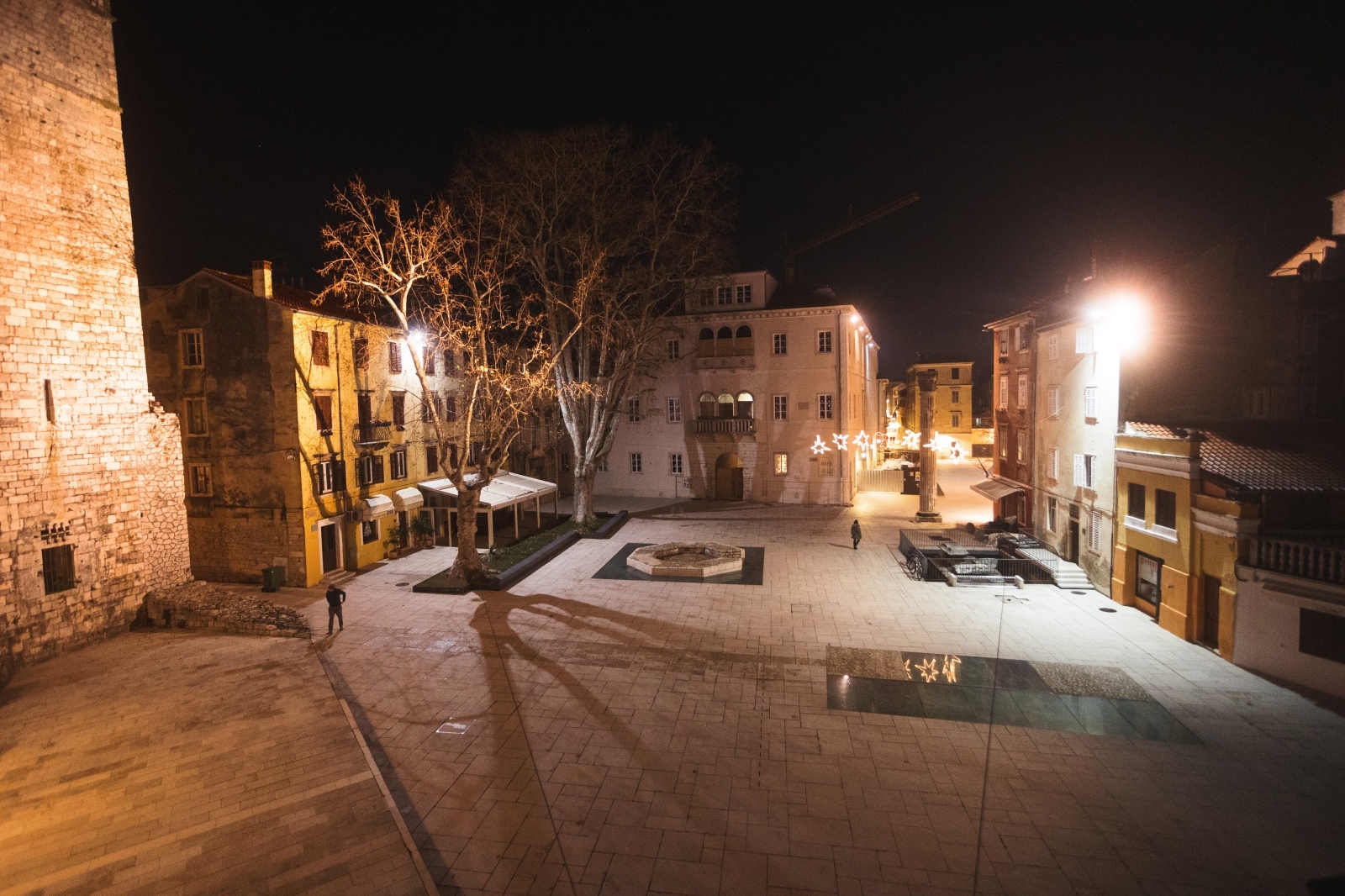 Građani na ulicama Zadra poštujući mjere dočekali 2021. godinu