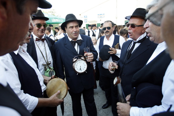 Sali, Dugi otok, 100809.
Svako misto svoju festu ima, no ne traje svaka festa tri dana kao ona u mjestu Sali na Dugom otoku. Saljske uzance, kako mjestani nazivaju svoju festu, odrzat ce se ove godine po pedeseti put, kao i svake godine dosad, vikend prij Sali, Dugi otok, 100809.
Svako misto svoju festu ima, no ne traje svaka festa tri dana kao ona u mjestu Sali na Dugom otoku. Saljske uzance, kako mjestani nazivaju svoju festu, odrzat ce se ove godine po pedeseti put, kao i svake godine dosad, vikend prij