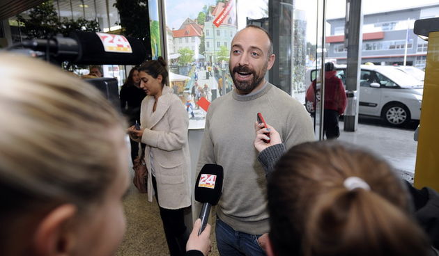 Ljubljana, 071110.
Danas je na ljubljansku zracnu luku Brnik stigao glumac Halit Ergenc poznatiji kao Onur iz sapunice 1001 noc. Stigao je avionom Turkisch airlinesa iz Istanbula.
Na slici: poznati glumac poznatiji kao Onur dao je izjave novinarima.
Foto: