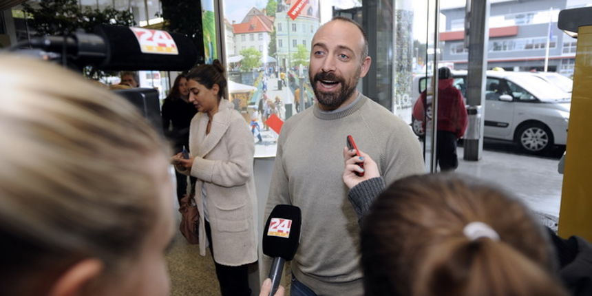 Ljubljana, 071110.
Danas je na ljubljansku zracnu luku Brnik stigao glumac Halit Ergenc poznatiji kao Onur iz sapunice 1001 noc. Stigao je avionom Turkisch airlinesa iz Istanbula.
Na slici: poznati glumac poznatiji kao Onur dao je izjave novinarima.
Foto: Ljubljana, 071110.
Danas je na ljubljansku zracnu luku Brnik stigao glumac Halit Ergenc poznatiji kao Onur iz sapunice 1001 noc. Stigao je avionom Turkisch airlinesa iz Istanbula.
Na slici: poznati glumac poznatiji kao Onur dao je izjave novinarima.
Foto: