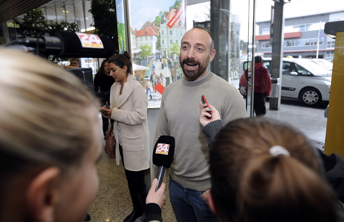 Ljubljana, 071110.
Danas je na ljubljansku zracnu luku Brnik stigao glumac Halit Ergenc poznatiji kao Onur iz sapunice 1001 noc. Stigao je avionom Turkisch airlinesa iz Istanbula.
Na slici: poznati glumac poznatiji kao Onur dao je izjave novinarima.
Foto: Ljubljana, 071110.
Danas je na ljubljansku zracnu luku Brnik stigao glumac Halit Ergenc poznatiji kao Onur iz sapunice 1001 noc. Stigao je avionom Turkisch airlinesa iz Istanbula.
Na slici: poznati glumac poznatiji kao Onur dao je izjave novinarima.
Foto:
