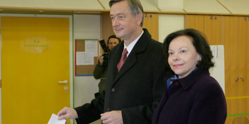 LJUBLJANA 11.11.2007 – DR. DANILO TURK Z ZENO NA VOLISCU. FOTO: JOZE SUHADOLNIK/DELO LJUBLJANA 11.11.2007 – DR. DANILO TURK Z ZENO NA VOLISCU. FOTO: JOZE SUHADOLNIK/DELO