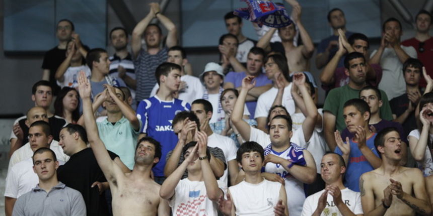 Zagreb, 100610.
Peta utakmica doigravanja za prvaka Htvatske u kosarci: Cibona – Zadar, u kosarkaskom centru Drazen Petrovic.
Na slici navijaci Zadra- Tornado.
Foto: Dragan Matic / Cropix Zagreb, 100610.
Peta utakmica doigravanja za prvaka Htvatske u kosarci: Cibona – Zadar, u kosarkaskom centru Drazen Petrovic.
Na slici navijaci Zadra- Tornado.
Foto: Dragan Matic / Cropix