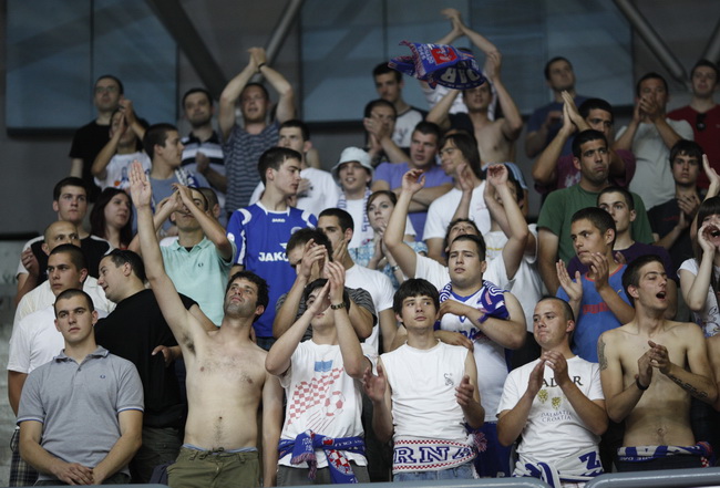 Zagreb, 100610.
Peta utakmica doigravanja za prvaka Htvatske u kosarci: Cibona – Zadar, u kosarkaskom centru Drazen Petrovic.
Na slici navijaci Zadra- Tornado.
Foto: Dragan Matic / Cropix Zagreb, 100610.
Peta utakmica doigravanja za prvaka Htvatske u kosarci: Cibona – Zadar, u kosarkaskom centru Drazen Petrovic.
Na slici navijaci Zadra- Tornado.
Foto: Dragan Matic / Cropix