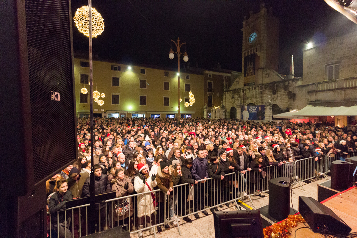 Doček 2017: Najluđa noć na zadarskom Poluotoku privukla više tisuća Zadrana i gostiju Doček 2017: Najluđa noć na zadarskom Poluotoku privukla više tisuća Zadrana i gostiju