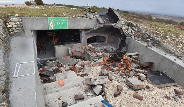 Nepoznati počinitelj bacio eksplozivnu napravu u bunker na brdu Križ kojeg koristi lovačko društvo Dijana.