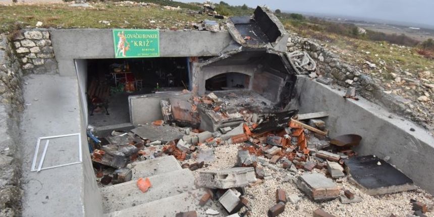 Nepoznati počinitelj bacio eksplozivnu napravu u bunker na brdu Križ kojeg koristi lovačko društvo Dijana. Nepoznati počinitelj bacio eksplozivnu napravu u bunker na brdu Križ kojeg koristi lovačko društvo Dijana.