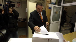Varazdin, 041211.
Parlamentarni izbori 2011.
Izborno mjesto broj 4 u Varazdinu.
Na slici: glasovanje kandidata Radimira Cacica. 
Foto: Zeljko Hajdinjak / CROPIX