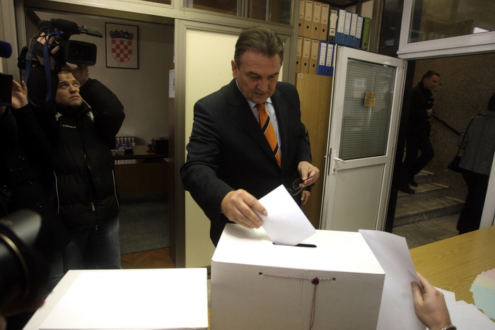 Varazdin, 041211.
Parlamentarni izbori 2011.
Izborno mjesto broj 4 u Varazdinu.
Na slici: glasovanje kandidata Radimira Cacica. 
Foto: Zeljko Hajdinjak / CROPIX