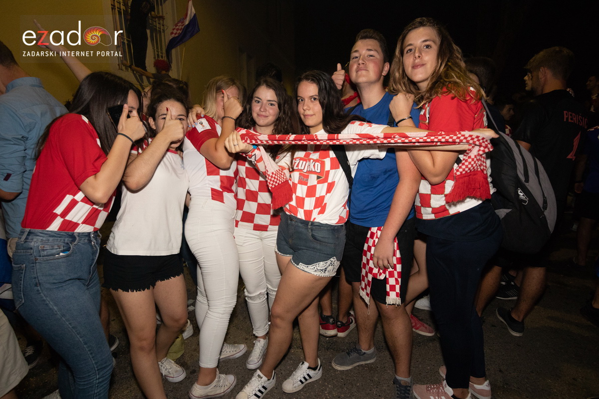 Čudesna noć: Velika fešta ulicama Zadra nakon plasmana Vatrenih u finale SP Čudesna noć: Velika fešta ulicama Zadra nakon plasmana Vatrenih u finale SP