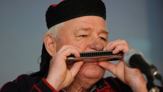 Zadar, 080111.
U Nadinu, selu pokraj Benkovca odrzana je danas
4. Cvitarijada pod nazivom Najbolji cvitarasi od Nina do Knina. Rijec je o natjecanju u kojem je sudjelovalo oko
30-ak samoukih sviraca etno skladbi na usnoj harmonici.
Na slici: natjecate Zadar, 080111.
U Nadinu, selu pokraj Benkovca odrzana je danas
4. Cvitarijada pod nazivom Najbolji cvitarasi od Nina do Knina. Rijec je o natjecanju u kojem je sudjelovalo oko
30-ak samoukih sviraca etno skladbi na usnoj harmonici.
Na slici: natjecate