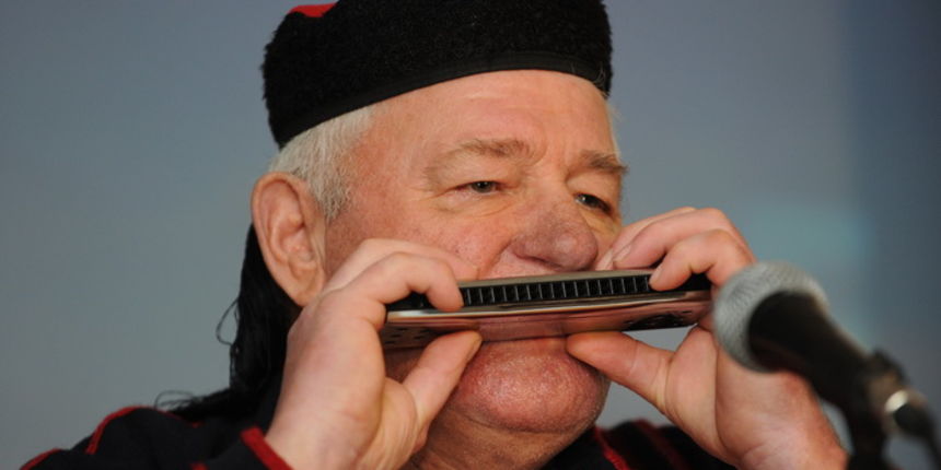 Zadar, 080111.
U Nadinu, selu pokraj Benkovca odrzana je danas
4. Cvitarijada pod nazivom Najbolji cvitarasi od Nina do Knina. Rijec je o natjecanju u kojem je sudjelovalo oko
30-ak samoukih sviraca etno skladbi na usnoj harmonici.
Na slici: natjecate Zadar, 080111.
U Nadinu, selu pokraj Benkovca odrzana je danas
4. Cvitarijada pod nazivom Najbolji cvitarasi od Nina do Knina. Rijec je o natjecanju u kojem je sudjelovalo oko
30-ak samoukih sviraca etno skladbi na usnoj harmonici.
Na slici: natjecate