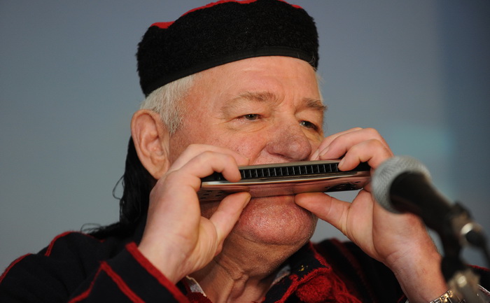 Zadar, 080111.
U Nadinu, selu pokraj Benkovca odrzana je danas
4. Cvitarijada pod nazivom Najbolji cvitarasi od Nina do Knina. Rijec je o natjecanju u kojem je sudjelovalo oko
30-ak samoukih sviraca etno skladbi na usnoj harmonici.
Na slici: natjecate Zadar, 080111.
U Nadinu, selu pokraj Benkovca odrzana je danas
4. Cvitarijada pod nazivom Najbolji cvitarasi od Nina do Knina. Rijec je o natjecanju u kojem je sudjelovalo oko
30-ak samoukih sviraca etno skladbi na usnoj harmonici.
Na slici: natjecate