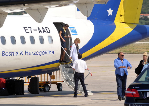 Dubrovnik, 210809.
Danas je u Dubrovnik s delegacijom Sarajevo Film Festivala stigla glumica Gillian Anderson, kao gost Dubrovnik Film Meetinga.
Docekale su je predstavnice Jadranskih luksuznih hotela u cijim ce objektima i boraviti.
Foto: Zeljko Tutnjevi