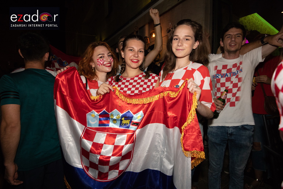 Čudesna noć: Velika fešta ulicama Zadra nakon plasmana Vatrenih u finale SP Čudesna noć: Velika fešta ulicama Zadra nakon plasmana Vatrenih u finale SP