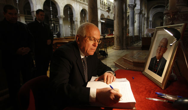 Jutros je u Zadarskoj katedrali sv. Stosije otvorena knjiga zalosti za pokojnog nadbiskupa Ivana Prendju koji je iznenada preminuo u ponedjeljak u 71. godini. U knjigu se upisao i zadarski gradonacelnik Zvonimir Vrancic. Foto: Jure Miskovic / CROPIX