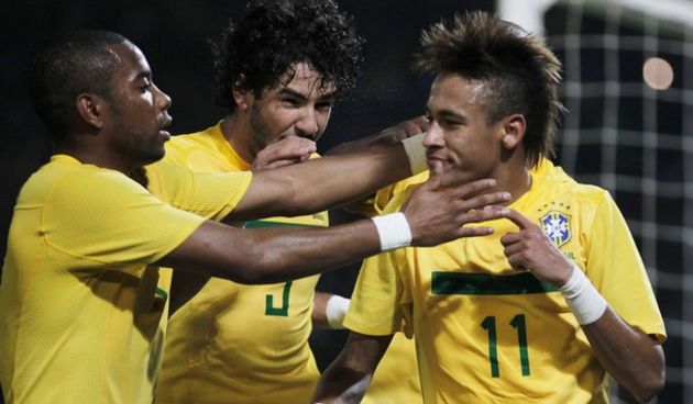 Neymar (R) celebrates with teammates Robinho (L) and Alexandre Pato // Reuters