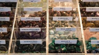 U Domu sportova odrzava se 18. Medjunarodni sajam dragog i poludragog kamenja – Mineral Expo Zagreb. Kao i svake godine razni medjunarodni izlagaci ponudili su posjetiteljima nakit i ukrasne predmete od dragog i poludragog kamenja, bisera i koralja, te ne U Domu sportova odrzava se 18. Medjunarodni sajam dragog i poludragog kamenja – Mineral Expo Zagreb. Kao i svake godine razni medjunarodni izlagaci ponudili su posjetiteljima nakit i ukrasne predmete od dragog i poludragog kamenja, bisera i koralja, te ne