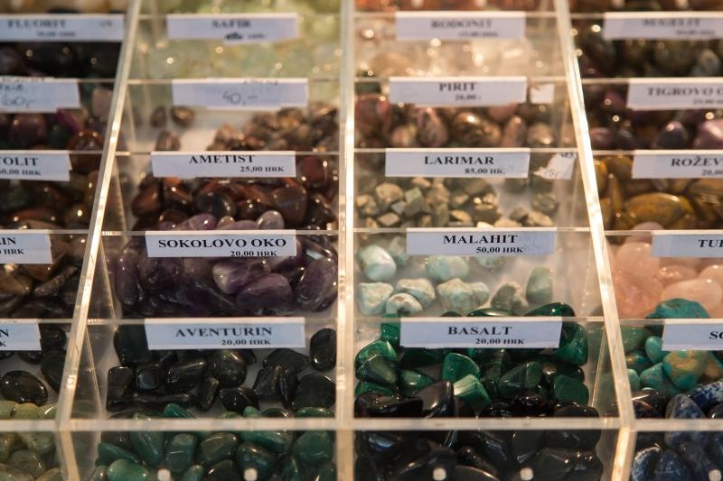 U Domu sportova odrzava se 18. Medjunarodni sajam dragog i poludragog kamenja – Mineral Expo Zagreb. Kao i svake godine razni medjunarodni izlagaci ponudili su posjetiteljima nakit i ukrasne predmete od dragog i poludragog kamenja, bisera i koralja, te ne U Domu sportova odrzava se 18. Medjunarodni sajam dragog i poludragog kamenja – Mineral Expo Zagreb. Kao i svake godine razni medjunarodni izlagaci ponudili su posjetiteljima nakit i ukrasne predmete od dragog i poludragog kamenja, bisera i koralja, te ne