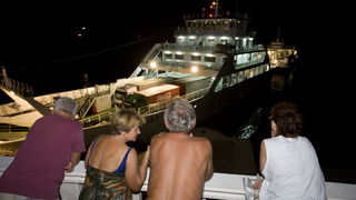 Jablanac, 170811.
U pomorskoj havariji trajekt Rapske plovidbe “Barbat” oko 18 sati, prilikom pristajanja u luku Jablanac ostao je bez pogona i udario u rivu koja je ujedno i mjesna plaza. Ozlijedjeno je sedam osoba. Ocevid je u tijeku.
Foto: Zeljko Sop /