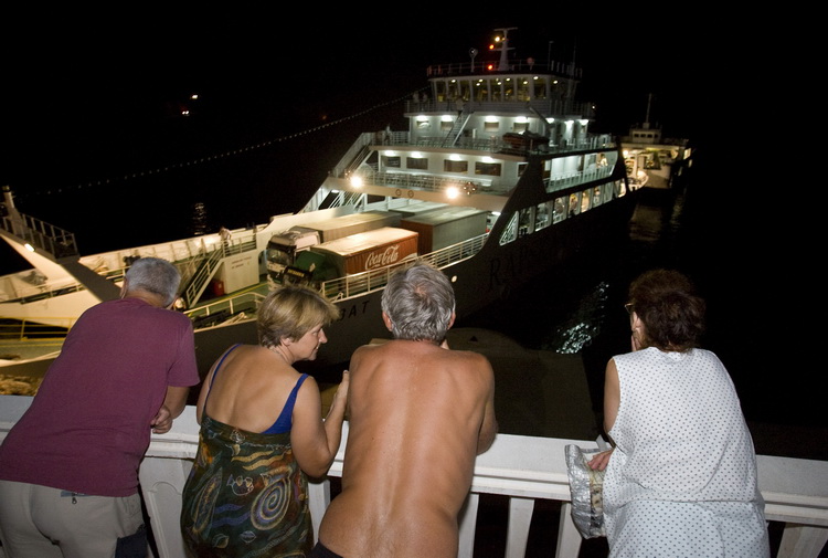 Jablanac, 170811.
U pomorskoj havariji trajekt Rapske plovidbe “Barbat” oko 18 sati, prilikom pristajanja u luku Jablanac ostao je bez pogona i udario u rivu koja je ujedno i mjesna plaza. Ozlijedjeno je sedam osoba. Ocevid je u tijeku.
Foto: Zeljko Sop /