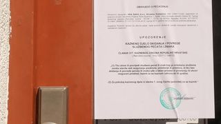 23.07.2013., Zadar – Zbog viska od 128 kn u blagajni, inspektori su jutros zapecatili ugostiteljski objekt “Macho” u centru grada. Vlasnicima iz Njemacke takodjer je izrecena novcana kazna od 20 000 kn. Oni najavljuju zalbu sudu u Strazburu. Photo: Dino