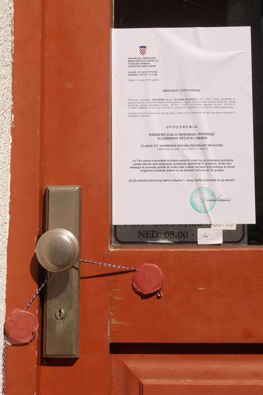 23.07.2013., Zadar – Zbog viska od 128 kn u blagajni, inspektori su jutros zapecatili ugostiteljski objekt “Macho” u centru grada. Vlasnicima iz Njemacke takodjer je izrecena novcana kazna od 20 000 kn. Oni najavljuju zalbu sudu u Strazburu. Photo: Dino