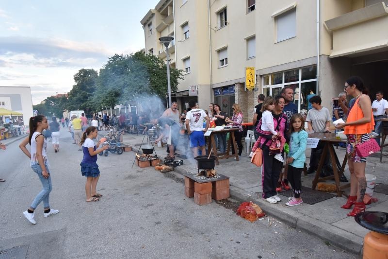 U sklopu Benkovackog kulturnog ljeta Grad Benkovac i Turisticka zajednica Grada Benkovca vec cetvrtu godinu za redom organiziraju manifestaciju Puzevim korakom. Radi se o gastro manifestaciji pripreme i degustacije puzeva. Posjetitelji su imali prilike d U sklopu Benkovackog kulturnog ljeta Grad Benkovac i Turisticka zajednica Grada Benkovca vec cetvrtu godinu za redom organiziraju manifestaciju Puzevim korakom. Radi se o gastro manifestaciji pripreme i degustacije puzeva. Posjetitelji su imali prilike d