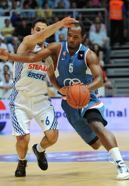 Zadar, 010610.
Dvorana Kresimir Cosic u Zadru. Druga finalna utakmica kosarkaskog prvenstva Hrvatske odigrana izmedju KK Zadar i KK Cibona.
Na slici: Gordon i Stipcevic
Foto: Andrija Lucic / CROPIX Zadar, 010610.
Dvorana Kresimir Cosic u Zadru. Druga finalna utakmica kosarkaskog prvenstva Hrvatske odigrana izmedju KK Zadar i KK Cibona.
Na slici: Gordon i Stipcevic
Foto: Andrija Lucic / CROPIX