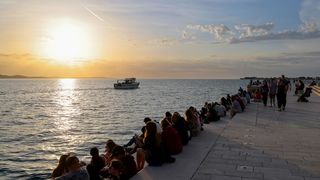 Zadar: Turisti uživaju u zalasku sunca