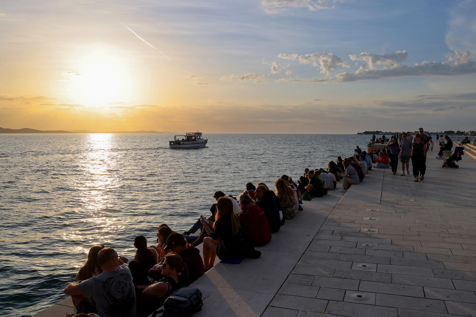 Zadar: Turisti uživaju u zalasku sunca