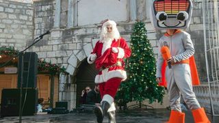 Božićnica na Novom: Radiolino, Djed božićnjak i ekipa Novog radija darivala sugrađane. Foto: Jurica Gašpar