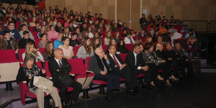 09.10.2013., Zadar – U skolopu festivala zidovskog filma, Branko Lustig govorio je zadarskim srednjoskolcima o svom boravku u nacistickim koncentracijskim logorima. Photo: Dino Stanin/PIXSELL 09.10.2013., Zadar – U skolopu festivala zidovskog filma, Branko Lustig govorio je zadarskim srednjoskolcima o svom boravku u nacistickim koncentracijskim logorima. Photo: Dino Stanin/PIXSELL