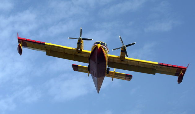 Zadar, 050510.U popodnevnim satima juzno od zadarskog predjela Dracevac izbio je pozar koji su osim vatrogasaca na zemlji gasili i kanader i airtractor.Foto : Vladimir Ivanov / CROPIX