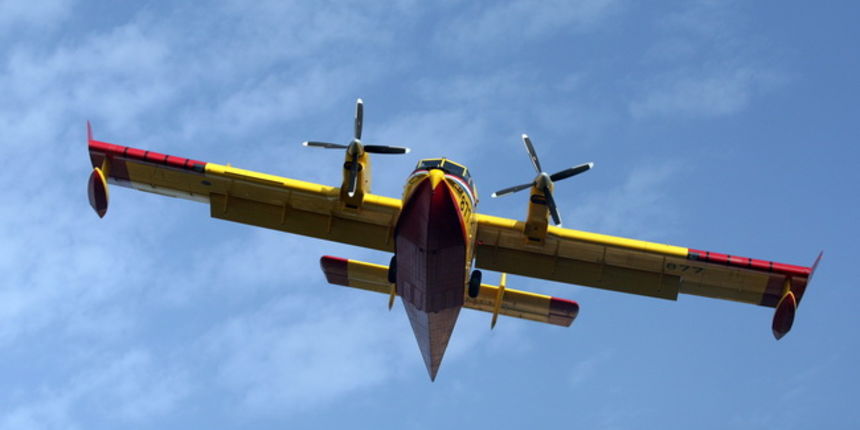 Zadar, 050510.U popodnevnim satima juzno od zadarskog predjela Dracevac izbio je pozar koji su osim vatrogasaca na zemlji gasili i kanader i airtractor.Foto : Vladimir Ivanov / CROPIX