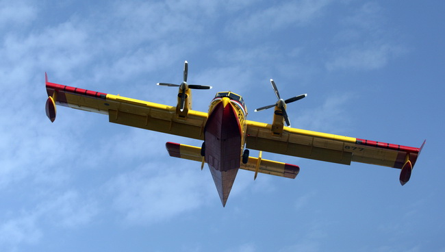 Zadar, 050510.U popodnevnim satima juzno od zadarskog predjela Dracevac izbio je pozar koji su osim vatrogasaca na zemlji gasili i kanader i airtractor.Foto : Vladimir Ivanov / CROPIX Zadar, 050510.U popodnevnim satima juzno od zadarskog predjela Dracevac izbio je pozar koji su osim vatrogasaca na zemlji gasili i kanader i airtractor.Foto : Vladimir Ivanov / CROPIX