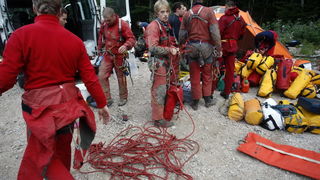 Gracac, 170711.
Speleologu koji je s kolegom u nedjelju istrazivao jamu Kita Gacesina kod Gracaca je pozlilo te je pao u, kako se doznaje, dijabeticku komu koja ga je uhvatila u snu. Ostao je lezati na 362 metra dubine. Rijec je o muskarcu (37) iz Samobor Gracac, 170711.
Speleologu koji je s kolegom u nedjelju istrazivao jamu Kita Gacesina kod Gracaca je pozlilo te je pao u, kako se doznaje, dijabeticku komu koja ga je uhvatila u snu. Ostao je lezati na 362 metra dubine. Rijec je o muskarcu (37) iz Samobor
