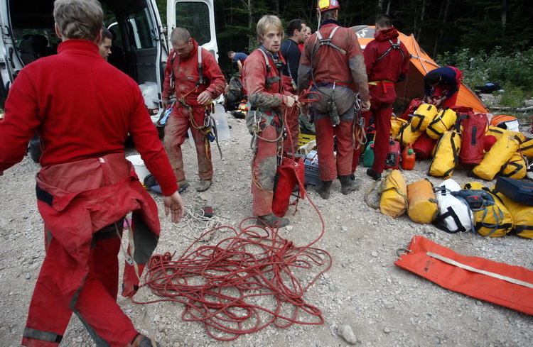 Gracac, 170711.
Speleologu koji je s kolegom u nedjelju istrazivao jamu Kita Gacesina kod Gracaca je pozlilo te je pao u, kako se doznaje, dijabeticku komu koja ga je uhvatila u snu. Ostao je lezati na 362 metra dubine. Rijec je o muskarcu (37) iz Samobor Gracac, 170711.
Speleologu koji je s kolegom u nedjelju istrazivao jamu Kita Gacesina kod Gracaca je pozlilo te je pao u, kako se doznaje, dijabeticku komu koja ga je uhvatila u snu. Ostao je lezati na 362 metra dubine. Rijec je o muskarcu (37) iz Samobor