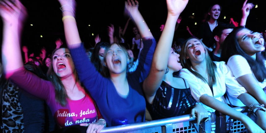 Split, 271111.
Spaladium Arena.
Veceras su u Spaladium areni pred oko 4000 posjetitelja nastupili Momcilo Bajagic Bajaga (u prvom dijelu) i Jelena Rozga (u drugom dijelu). Koncert je organizirala Karlovacka pivovara.
Na slici: mnogobrojna publika
Foto: Ni Split, 271111.
Spaladium Arena.
Veceras su u Spaladium areni pred oko 4000 posjetitelja nastupili Momcilo Bajagic Bajaga (u prvom dijelu) i Jelena Rozga (u drugom dijelu). Koncert je organizirala Karlovacka pivovara.
Na slici: mnogobrojna publika
Foto: Ni