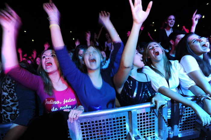 Split, 271111.
Spaladium Arena.
Veceras su u Spaladium areni pred oko 4000 posjetitelja nastupili Momcilo Bajagic Bajaga (u prvom dijelu) i Jelena Rozga (u drugom dijelu). Koncert je organizirala Karlovacka pivovara.
Na slici: mnogobrojna publika
Foto: Ni