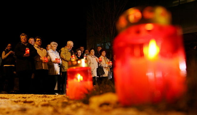 Vukovar, 171109.
Brojni su Vukovarci u dvoristu vukovarske bolnice, vecer uoci obiljezavanja Dana sjecanja na zrtvu Vukovara 91, upalili svijece i molili za sve poginule i nestale sugradjane.
Foto: Damir Glibusic / CROPIX