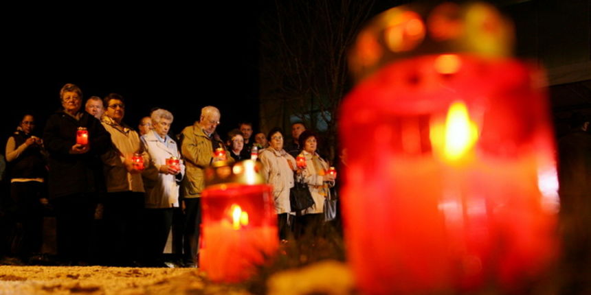 Vukovar, 171109.
Brojni su Vukovarci u dvoristu vukovarske bolnice, vecer uoci obiljezavanja Dana sjecanja na zrtvu Vukovara 91, upalili svijece i molili za sve poginule i nestale sugradjane.
Foto: Damir Glibusic / CROPIX Vukovar, 171109.
Brojni su Vukovarci u dvoristu vukovarske bolnice, vecer uoci obiljezavanja Dana sjecanja na zrtvu Vukovara 91, upalili svijece i molili za sve poginule i nestale sugradjane.
Foto: Damir Glibusic / CROPIX