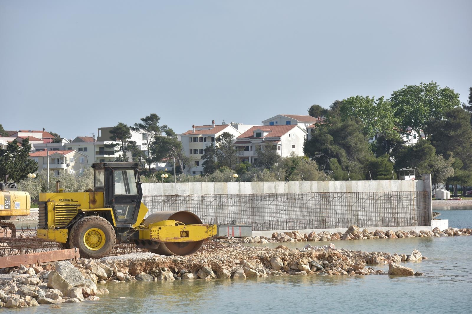 Vandali napravili veliku štetu na gradilištu obalnog zida u Petrčanima