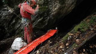 Gracac, 170711.
Speleologu koji je s kolegom u nedjelju istrazivao jamu Kita Gacesina kod Gracaca je pozlilo te je pao u, kako se doznaje, dijabeticku komu koja ga je uhvatila u snu. Ostao je lezati na 362 metra dubine. Rijec je o muskarcu (37) iz Samobor Gracac, 170711.
Speleologu koji je s kolegom u nedjelju istrazivao jamu Kita Gacesina kod Gracaca je pozlilo te je pao u, kako se doznaje, dijabeticku komu koja ga je uhvatila u snu. Ostao je lezati na 362 metra dubine. Rijec je o muskarcu (37) iz Samobor