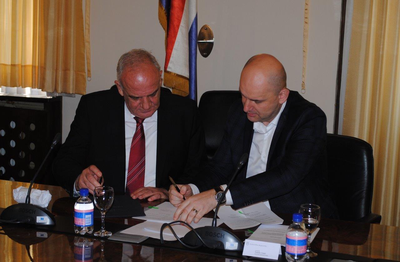 Ministar Tolušić potpisao ugovore za sanaciju šteta od poplave Ministar Tolušić potpisao ugovore za sanaciju šteta od poplave