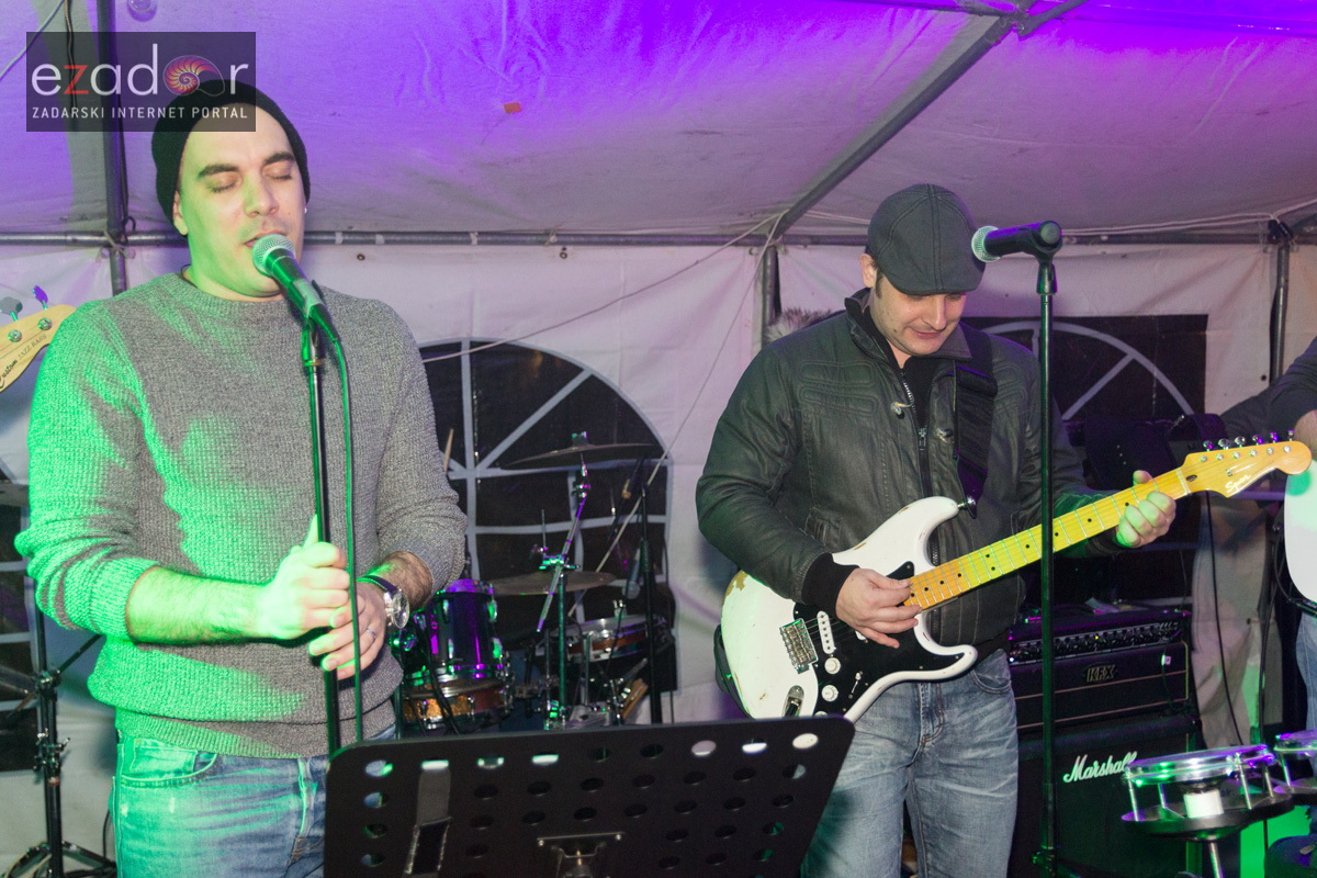 Humanitarni koncert “ZaDar Anđeli” održan je pod šatorom u u dvorištu Gimnazije Jurja Barakovića u Perivoju Vladimira Nazora