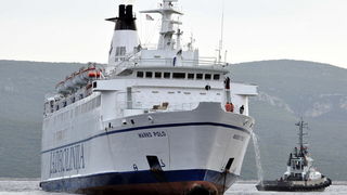 Otok Sit , Kornati , 201109 .
Nakon 26 dana od nasukavanja trajekta Marko Polo na otok Sit u Kornatima uz pomoc remorkera JPS – a i dizalice  je odsukan.
Foto: Niksa Stipanicev / CROPIX